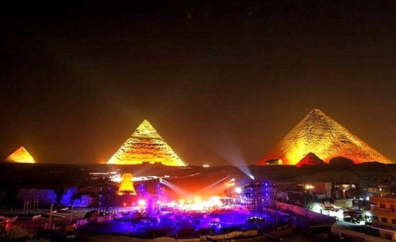 Cena y espectáculo nocturno en las pirámides de Giza